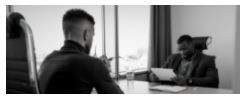 Deux personnes en cours d'entretien