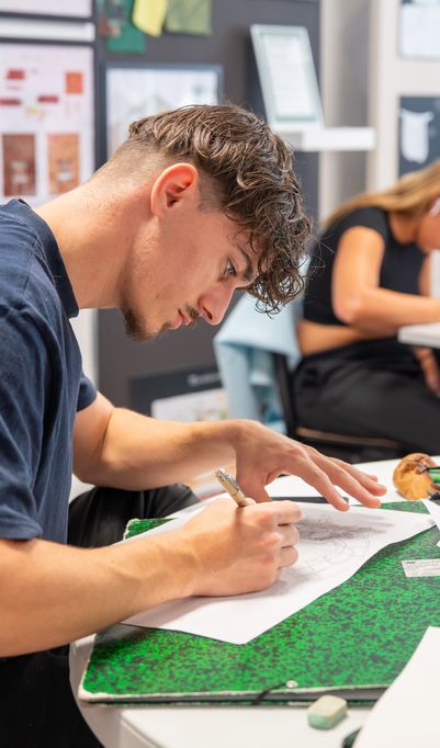 Toutes nos formations – du Bac au Bac+5 – sont certifiées RNCP et accréditées Qualiopi, reconnues par l’État et plébiscitées par les professionnels.
