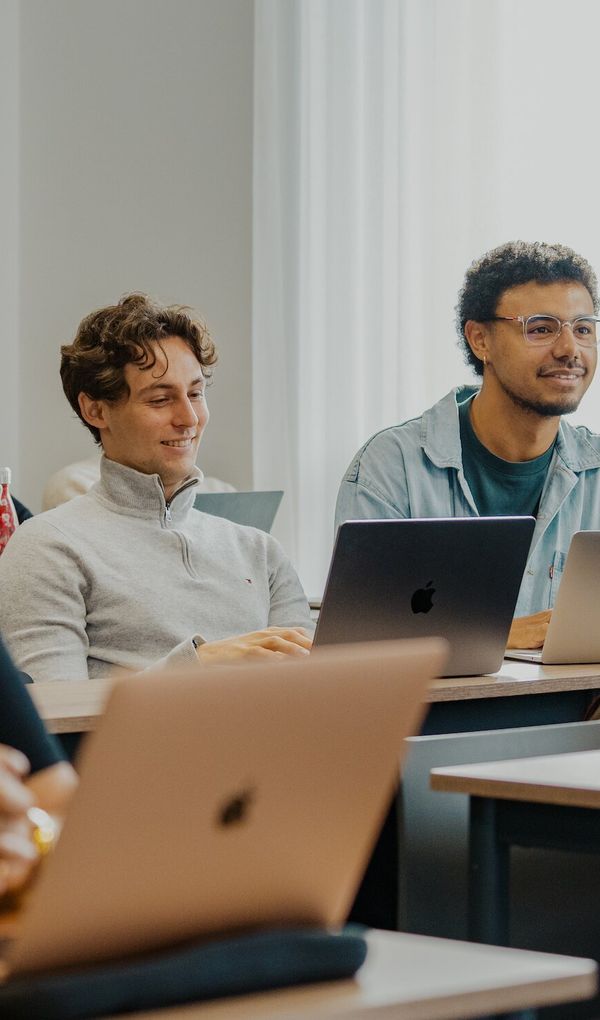 Tous nos cursus sont certifiés par l’État, enregistrés au RNCP, délivrant des titres de niveaux 6 et 7