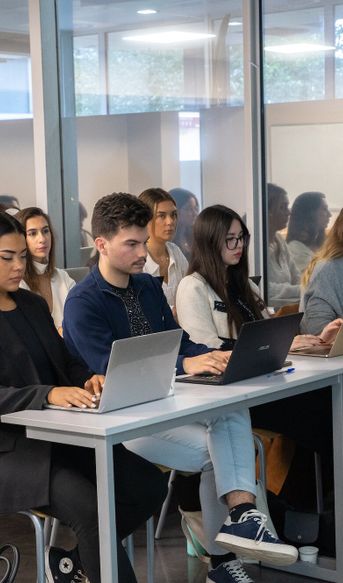 Toutes nos formations permettent d’obtenir une certification professionnelle reconnue par l’Etat de niveau 6 en Bachelor et de niveau 7 en Mastère