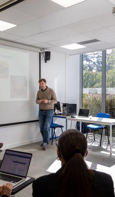 Des formations professionnalisantes et sont reconnues par l’Etat et délivrent des ou des Titres Certifiés reconnus par l’État (Niveau 5, 6 et 7)