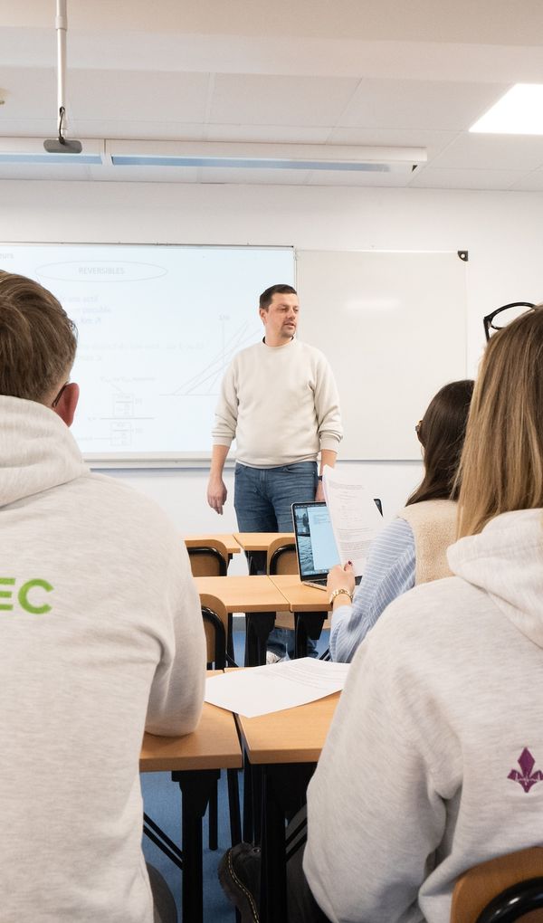 CAPPEC propose des formations adapt&eacute;es &agrave; chaque &eacute;tape du parcours, de la Premi&egrave;re &agrave; la pr&eacute;paration annuelle PASS ou LAS, pour construire une progression solide et performante.