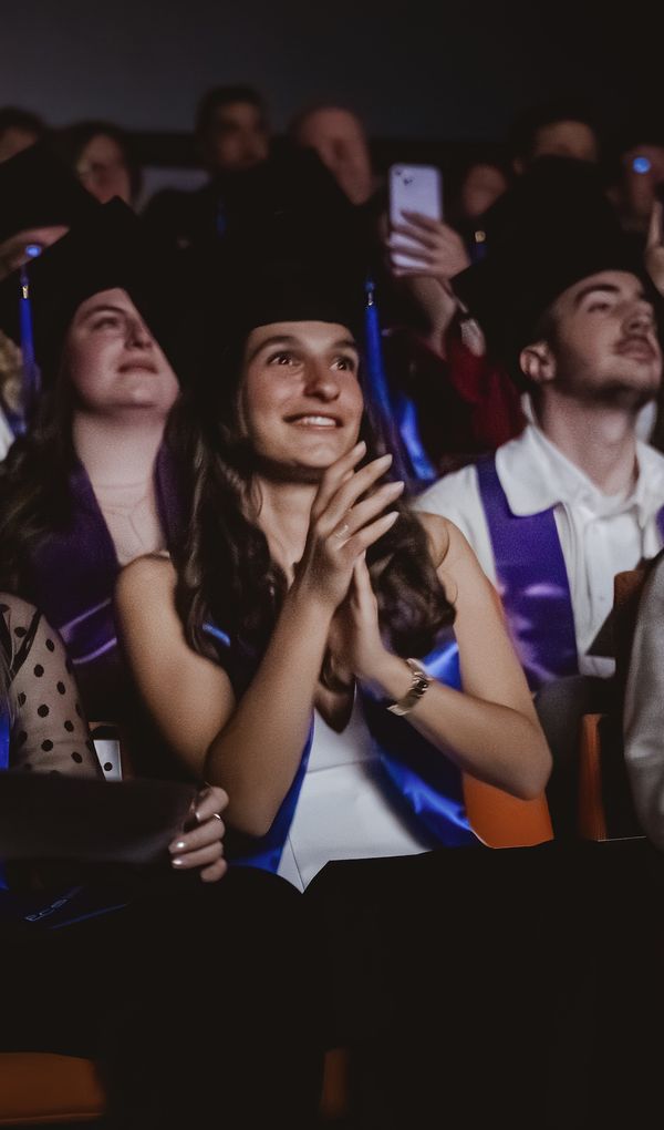 Des formations certifiantes con&ccedil;ues pour r&eacute;pondre aux besoins actuels des m&eacute;tiers de la communication.