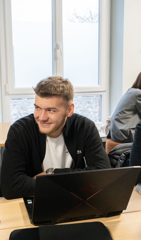 Toutes nos formations délivrent des diplômes et des titres RNCP reconnus par l’État