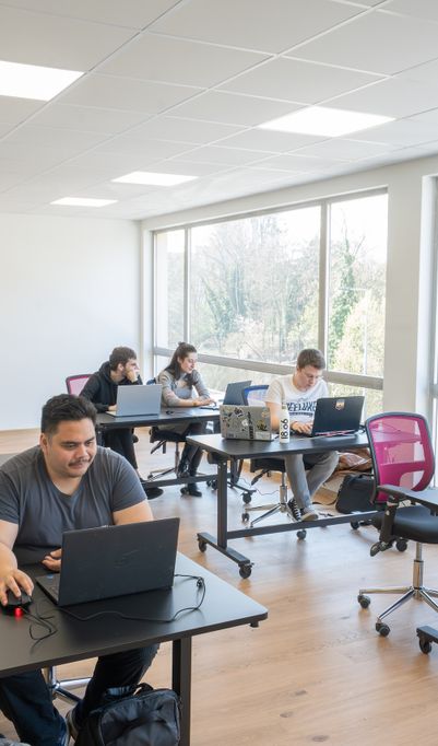 Des formations spécialisées qui préparent aux métiers de demain grâce à une approche concrète et professionnalisante.