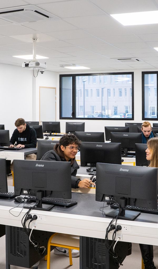 Toutes nos formations sont reconnues par l’État et délivrent des diplômes et titres certifiés.
