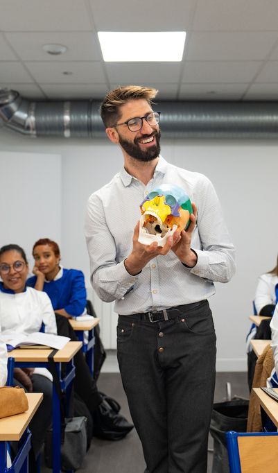 L'ESAD, le réseau national de référence pour devenir assistant(e) dentaire, avec 15 écoles en France dont Paris, Toulouse, Lyon, La Réunion et bien d'autres !