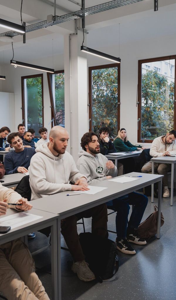 Une approche axée sur les compétences, avec des programmes de formation développés en partenariat avec des professionnels du sport management.