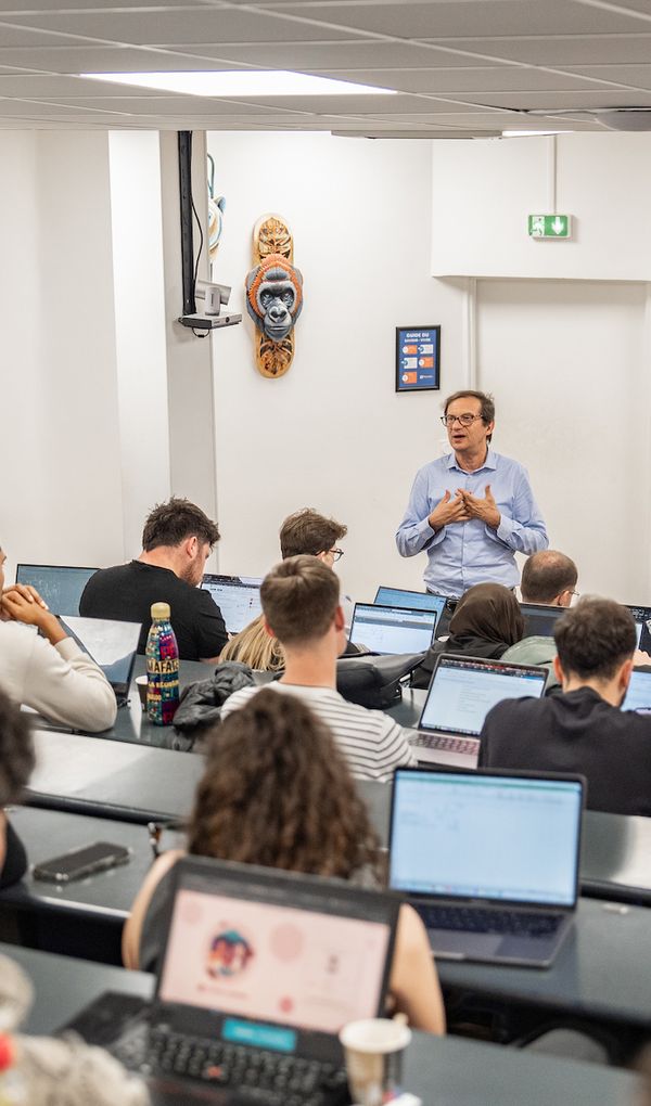 FINANCIA Paris propose sur son campus plus d’une quinzaine de programmes diplômants spécialisés dans la Finance et l’Immobilier