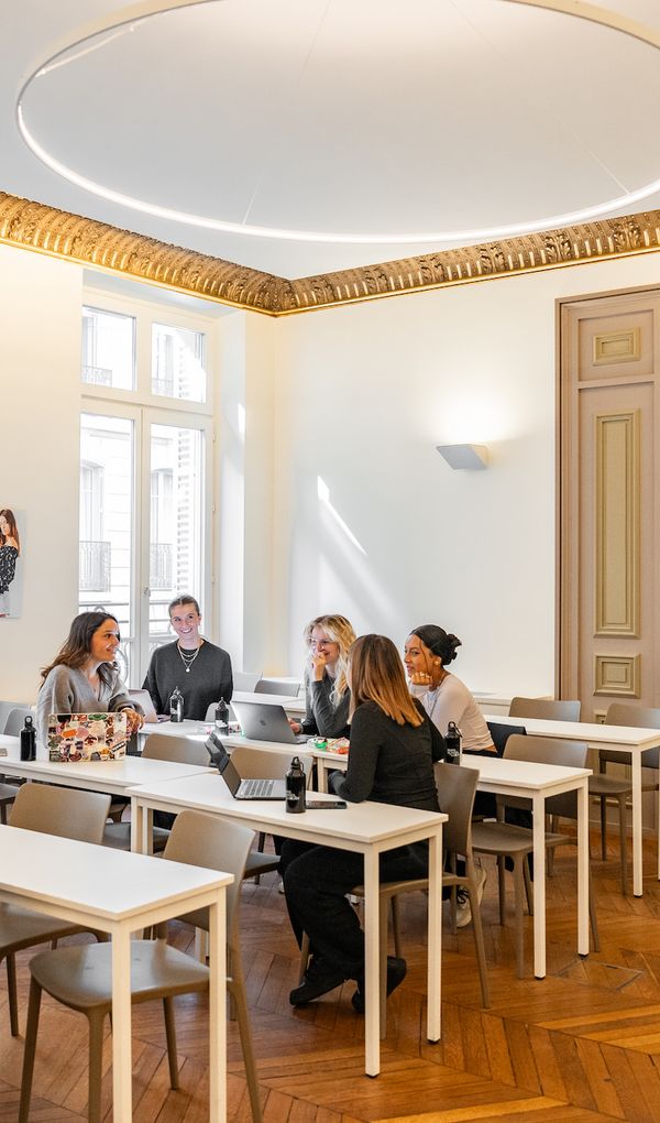 La première école initiée par les professionnels du Luxe, de la Mode et de la Beauté.