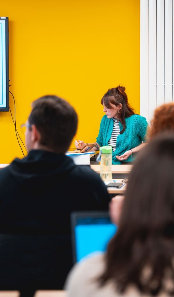 Nos formations certifiantes mêlent théorie et pratique pour vous donner la capacité de rebondir dans chaque projet et avec chaque interlocuteur.