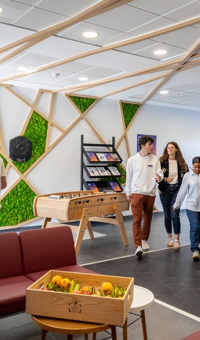 À Studio M Nantes, l’énergie créative anime chaque recoin du campus. Ici, les passionnés de design, d’audiovisuel, de photo trouvent un lieu d’apprentissage immersif, encadré par des professionnels du secteur.