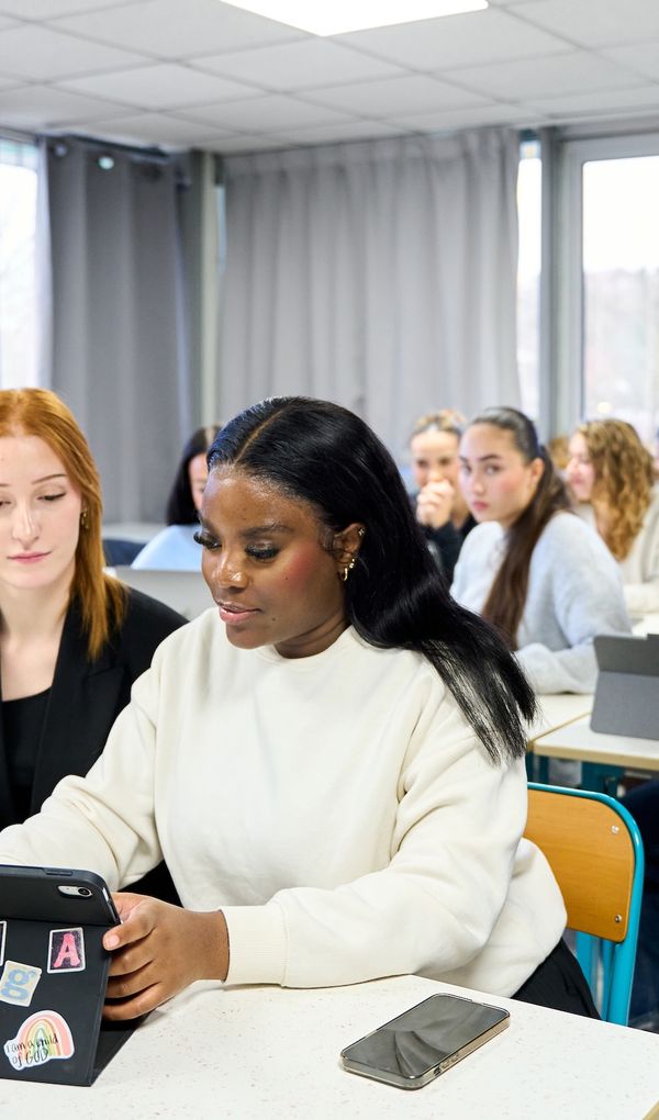 Des parcours de formation certifi&eacute;s par l'&Eacute;tat et orient&eacute;s vers l'emploi.