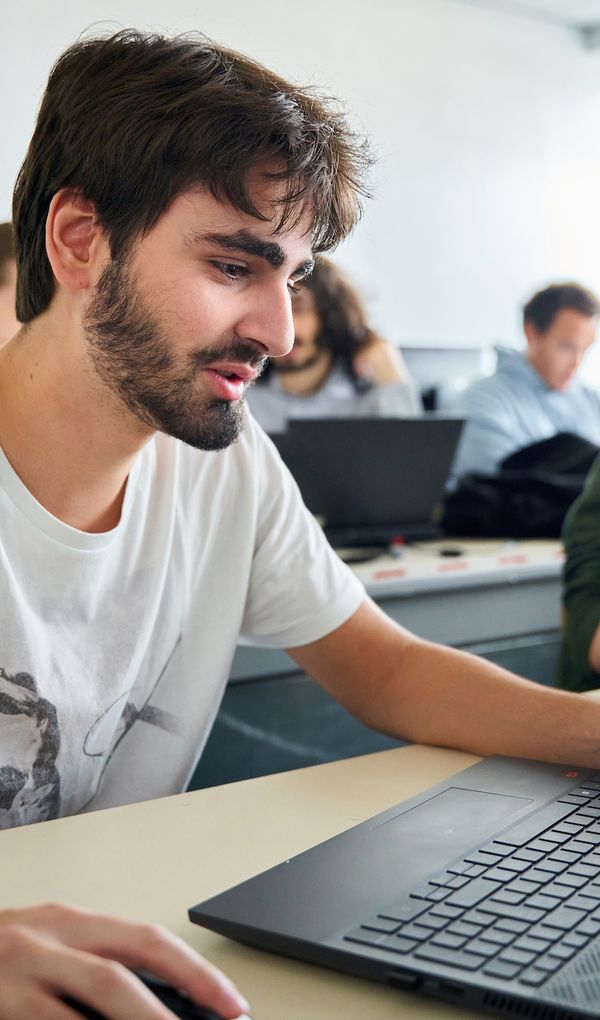 Retrouve la formation en informatique qui te ressemble, du BAC au BAC+5, titres reconnus par l’état.