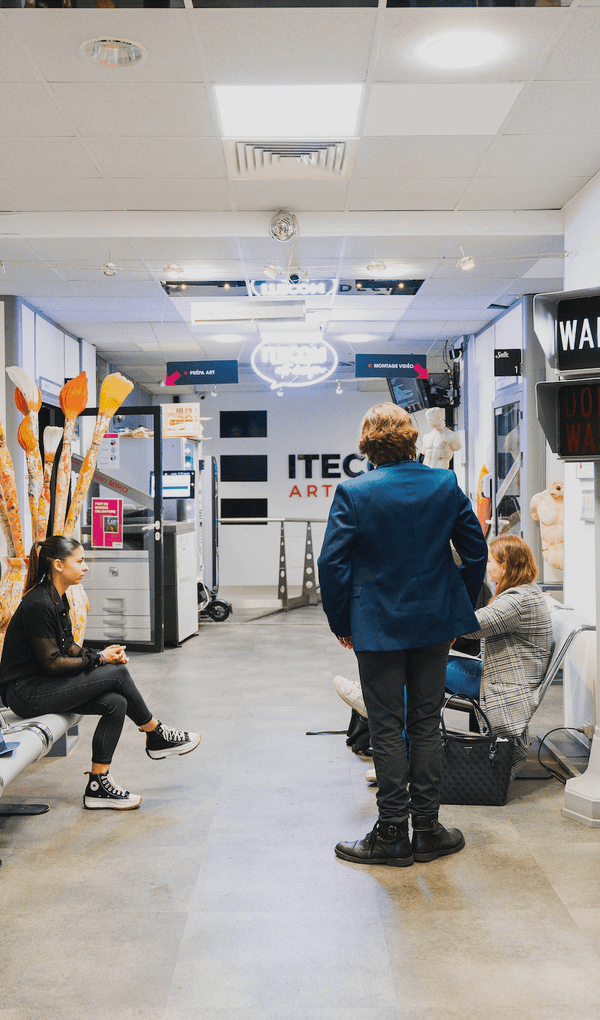 Itecom Art design, l’école d'art et de design, située en région Ile-de-France, est reconnue comme la référence de l'alternance dans le domaine des arts appliqués.