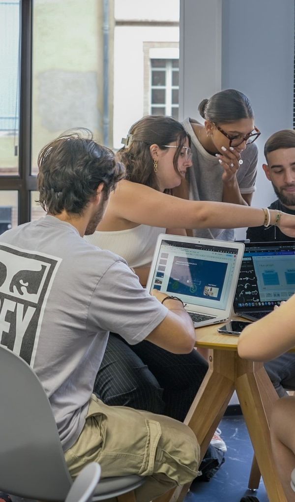 Toutes nos formations sont certifiées du Bac + 2 au Bac + 5 et sont en alternance dès la 1ère année