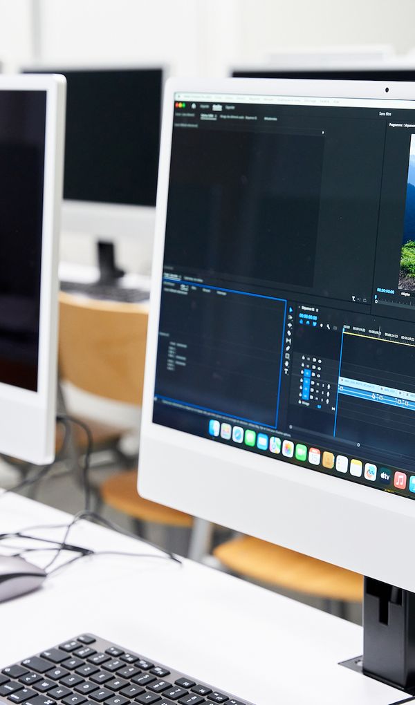 L&rsquo;&Eacute;cole EFET CR&Eacute;A d&eacute;livre des certifications reconnus par l&rsquo;&Eacute;tat de niveaux 6 et 7, mais c&rsquo;est son ADN qui prime : favoriser le dialogue et l&rsquo;&eacute;panouissement cr&eacute;atif et personnel.