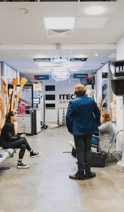 Itecom Art design, l’école d'art et de design, située en région Ile-de-France, est reconnue comme la référence de l'alternance dans le domaine des arts appliqués.
