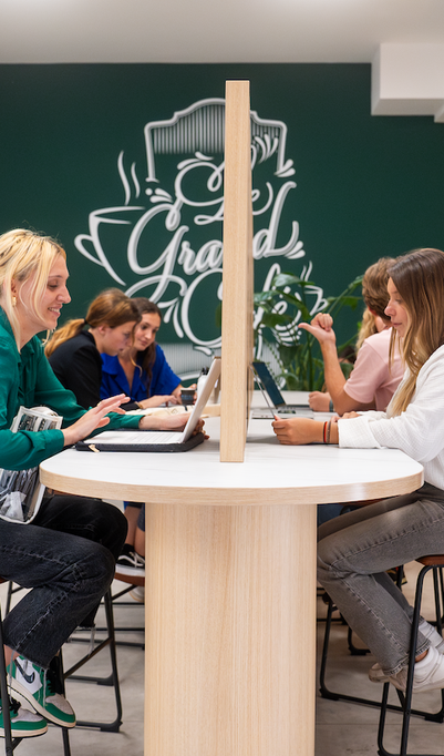 Nos spécialisations forment en 5 ans aux 350 métiers qui composent la communication.