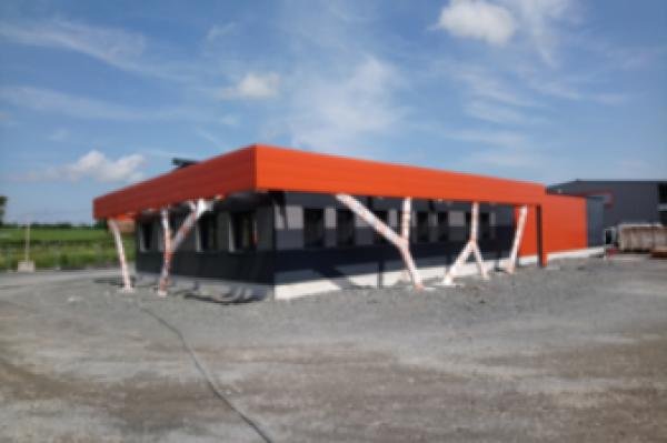 Visite du chantier pour la construction du centre technique à Saint-Rémy-en-Rollat : une aide pour le retour à l'emploi
