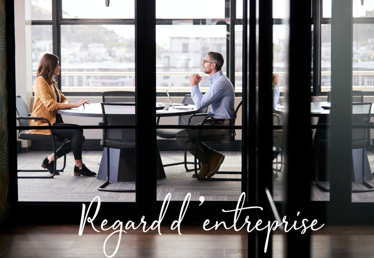 photo de 2 personnes en entretien, sous-titré Regard d'entreprise