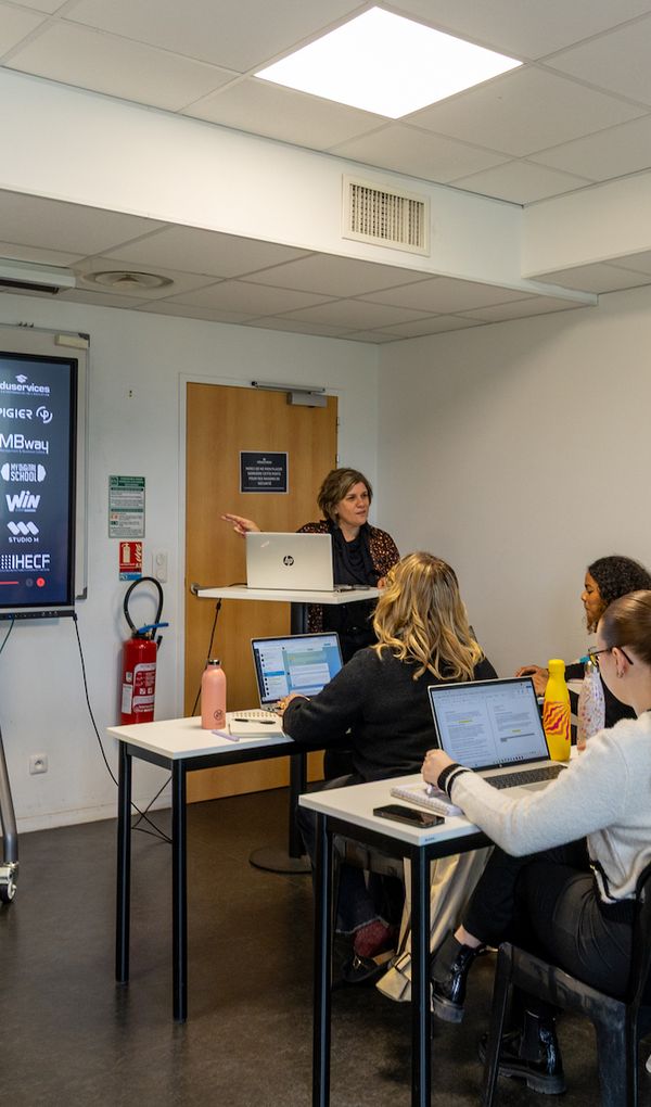 Des parcours professionnalisants, en alternance, du Bac+3 au Bac+5, pour une insertion rapide dans le monde du travail.