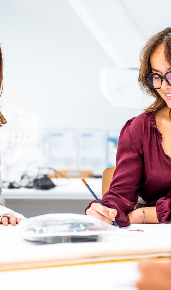 MODART International vous propulse dans le monde de la mode, ce secteur vibrant  qui vous passionne tant