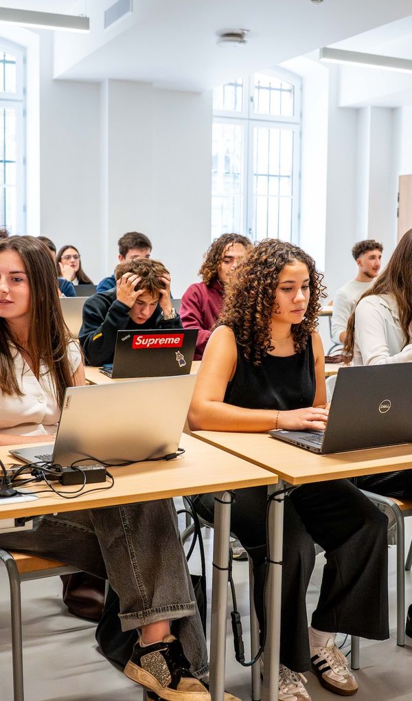 L’EFAB propose des formations en alternance pour permettre aux étudiants d’être au plus près de la réalité du secteur de l’immobilier