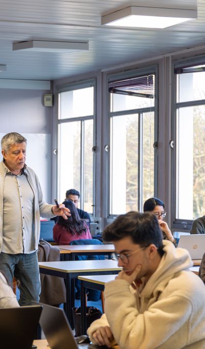 Des formations reconnues et conçues pour développer des compétences solides en management dans les domaines du marketing, du commerce, de la finance, de la logistique, des ressources humaines, …
