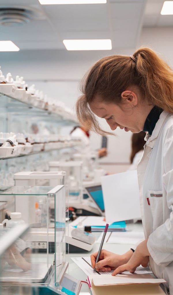 ISIPCA a &eacute;t&eacute; cr&eacute;&eacute; en 1970, &agrave; l'initiative de Jean-Jacques Guerlain.