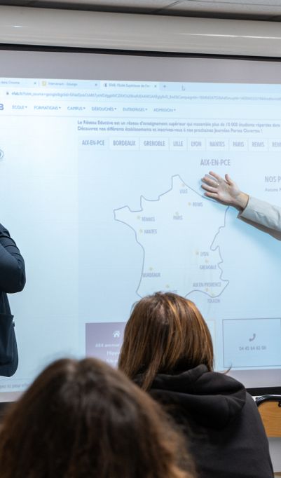 Toutes nos formations permettent d’obtenir une Certification Professionnelle reconnue par l’État, de niveau 6 pour les Bachelors et de niveau 7 pour les Mastères.