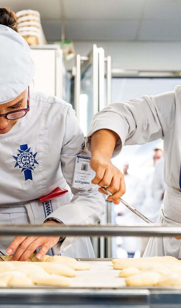 Le Cordon Bleu est le premier réseau mondial d’instituts d’arts culinaires et de management hôtelier avec plus de 30 campus dans plus de 20 pays.