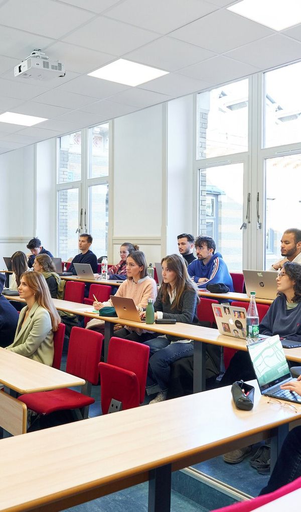 Les formations de l’iaelyon délivrent des diplômes d’Etat accrédités par le Ministère de l'Enseignement Supérieur, de la Recherche et de l'Innovation.