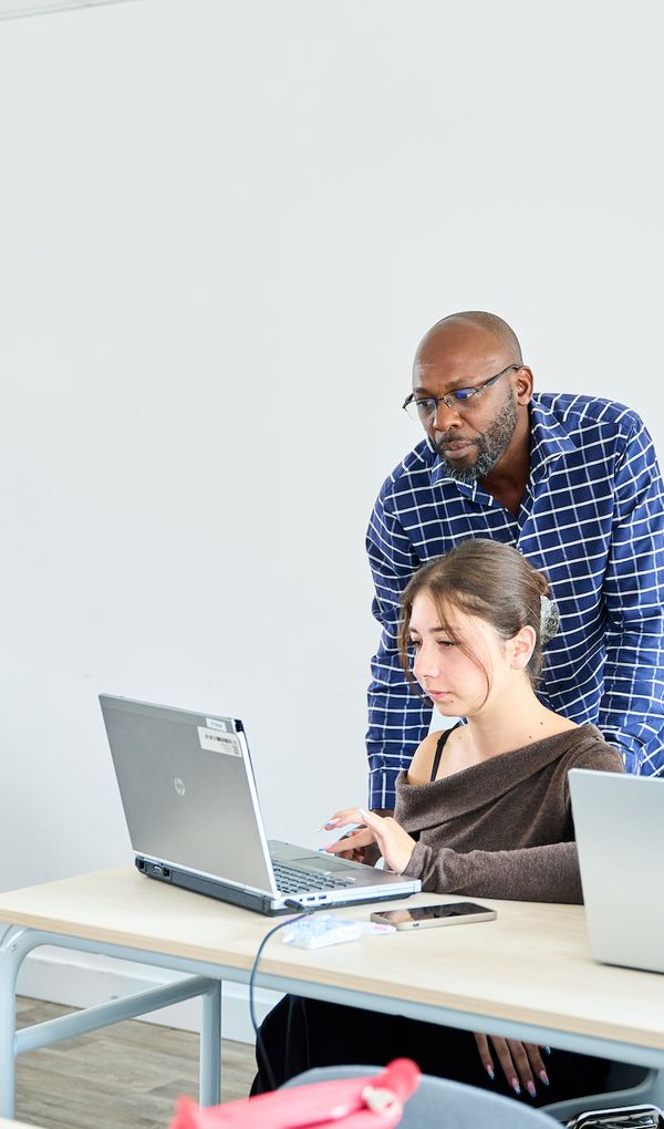 Des parcours de formation certifiés par l'État et orientés vers l'emploi.