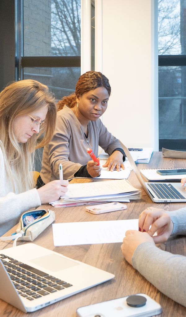 Toutes nos formations sont certifiantes, inscrites au RNCP (Répertoire National des Certifications Professionnelles) et reconnues sur le marché de l’emploi.