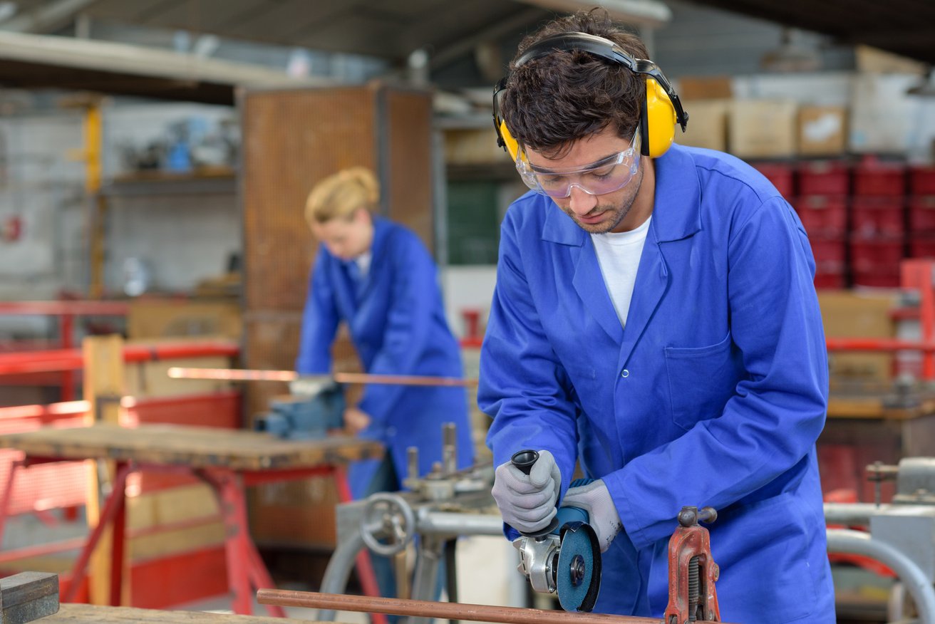 ouvrier dans une usine