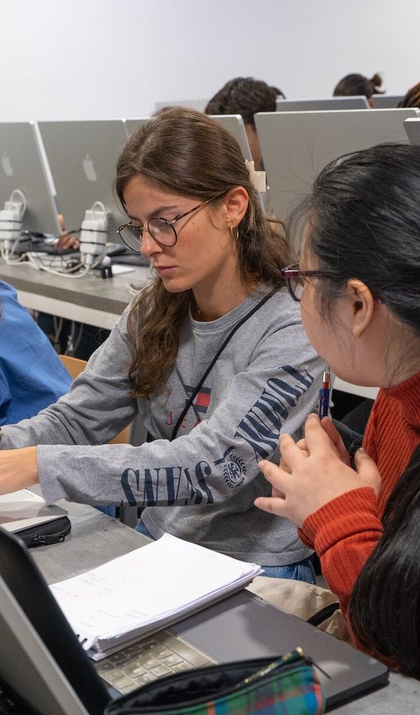 Toutes nos formations permettent d’obtenir une certification reconnu par l'État, de niveau 6 pour les Bachelors et de niveau 7 pour les Mastères.