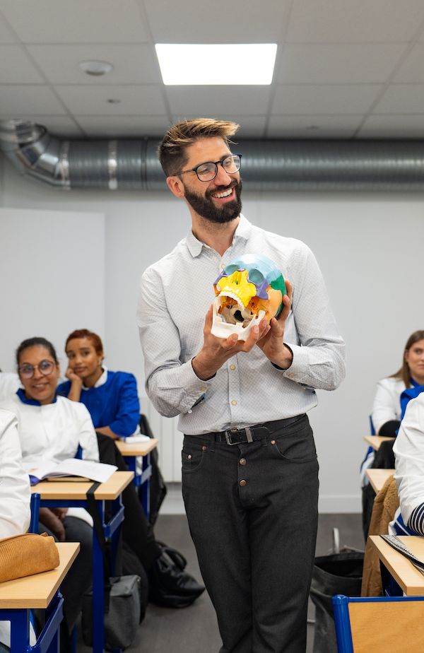 L'ESAD, le réseau national de référence pour devenir assistant(e) dentaire, avec 15 écoles en France dont Paris, Toulouse, Lyon, La Réunion et bien d'autres !