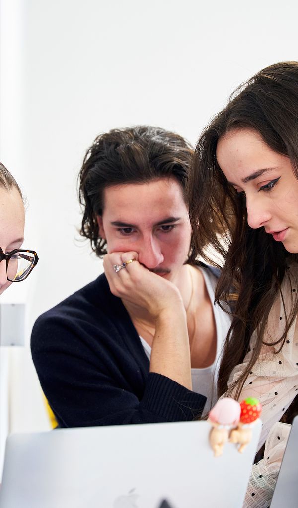 l’EIML offre à ses étudiants des intervenants spécialisés, des visites et conférences immersives ainsi qu’un grand réseau de partenaires sur le marché du luxe.