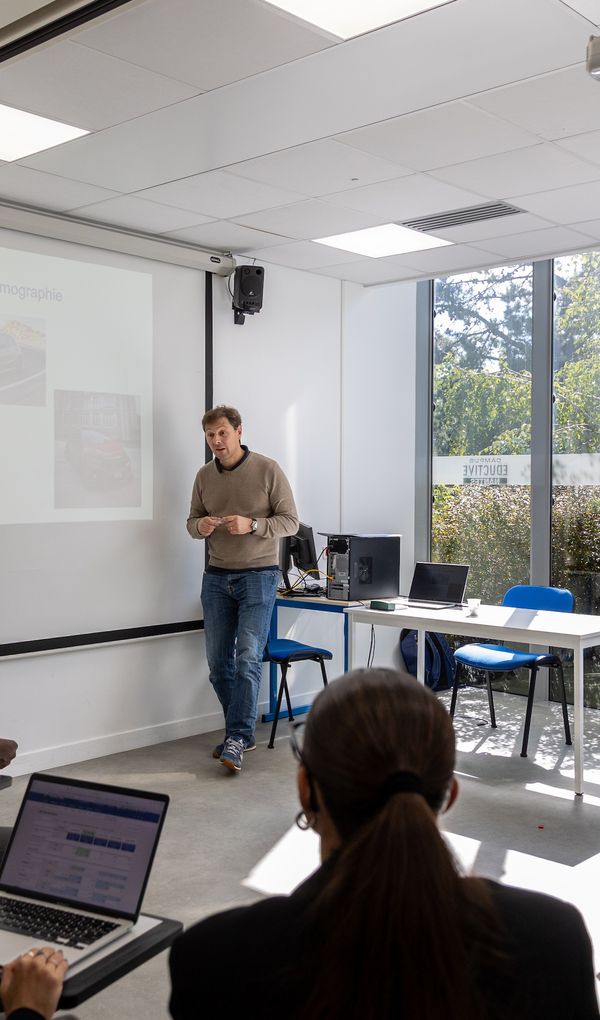 Des formations professionnalisantes et sont reconnues par l&rsquo;Etat et d&eacute;livrent des ou des Titres Certifi&eacute;s reconnus par l&rsquo;&Eacute;tat (Niveau 5, 6 et 7)