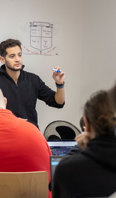 Sup de Vinci, école 100% informatique hors Parcoursup, propose des formations du bac au bac+5, en initial et en alternance, autour de plusieurs spécialités, toutes liées aux besoins actuels et futurs des entreprises.