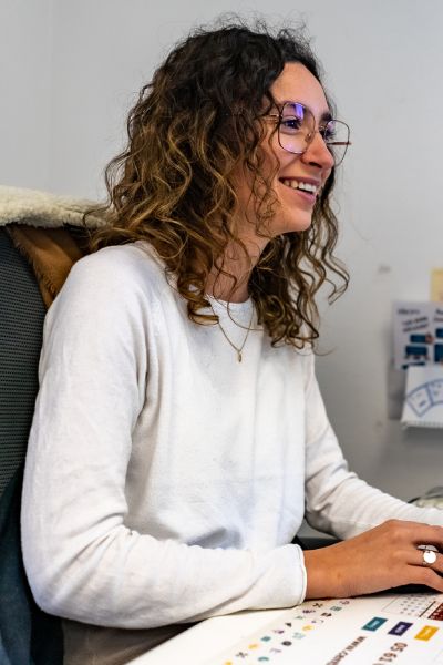 Image latérale gauche de l'employé Notre équipe