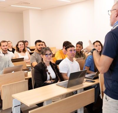 Des parcours dipl&ocirc;mants et professionnalisants, du Bac au Bac+5, certifi&eacute;s par l&rsquo;&Eacute;tat
