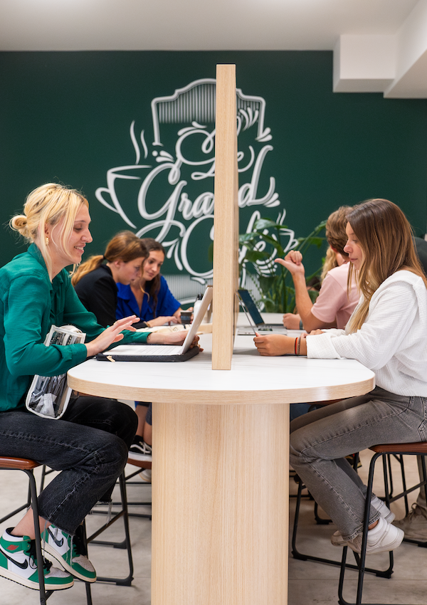 Nos sp&eacute;cialisations forment en 5 ans aux 350 m&eacute;tiers qui composent la communication.