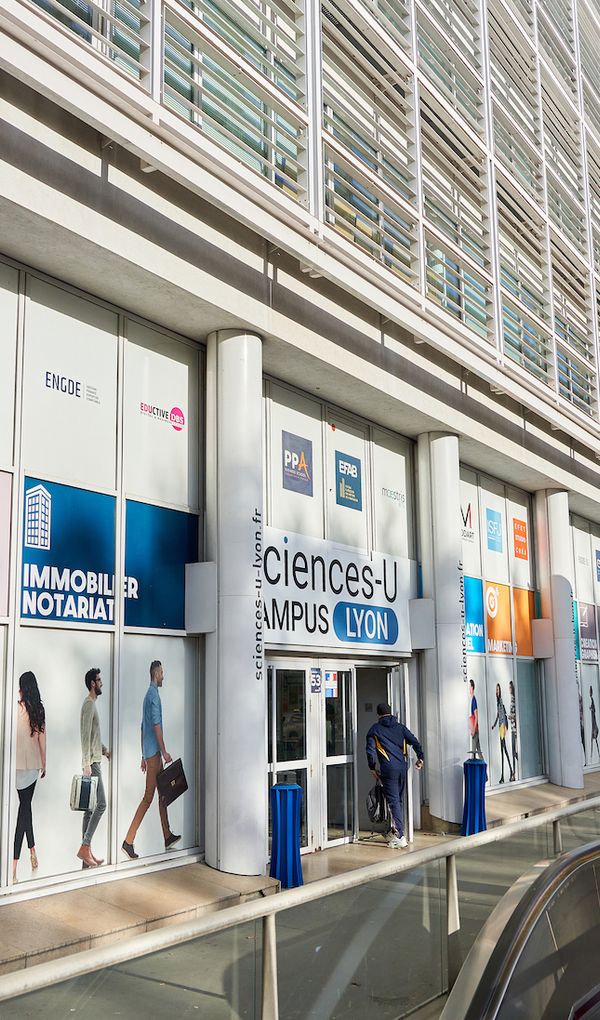 Pionnière et visionnaire, l’EIML Paris est depuis plus de 10 ans le leader et la référence des formations en marketing, communication, marketing digital et management du luxe.