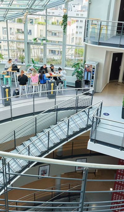 EFET CRÉA est une Grande École de Design qui, depuis 50 ans forme aux métiers du design graphique, du design numérique et de l’architecture d’intérieur.