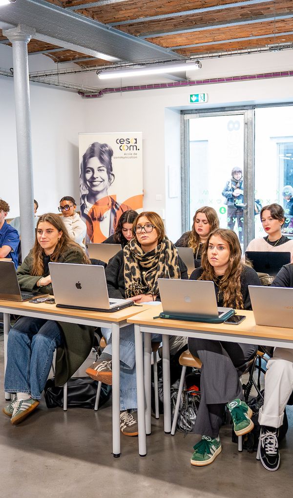 Plus qu’une formation en communication digitale, une formation en communication graphique ou encore une formation en stratégie, le Cesacom propose tout cela et bien plus à la fois.