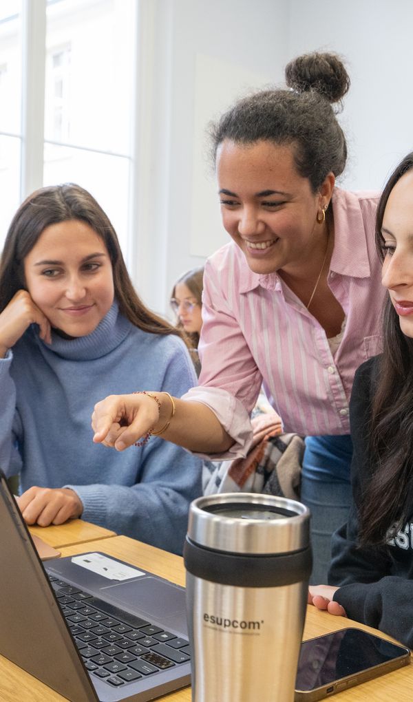 Toutes nos formations délivrent des diplômes et des titres RNCP reconnus par l’État