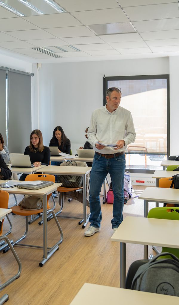 Une pédagogie fondée sur la proximité, l’exigence et l’expérience professionnelle.