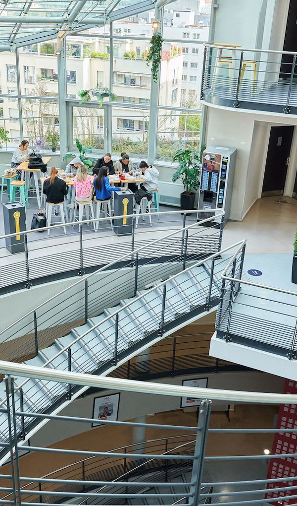 EFET CR&Eacute;A est une Grande &Eacute;cole de Design qui, depuis 50 ans forme aux m&eacute;tiers du design graphique, du design num&eacute;rique et de l&rsquo;architecture d&rsquo;int&eacute;rieur.